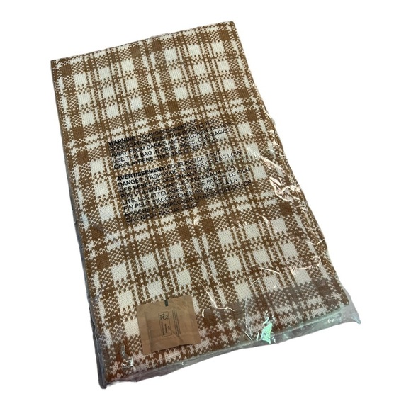 Timberland Buffalo Plaid Wide Scarf in Cream and White NEW T101808 60L x 10W - Picture 10 of 12